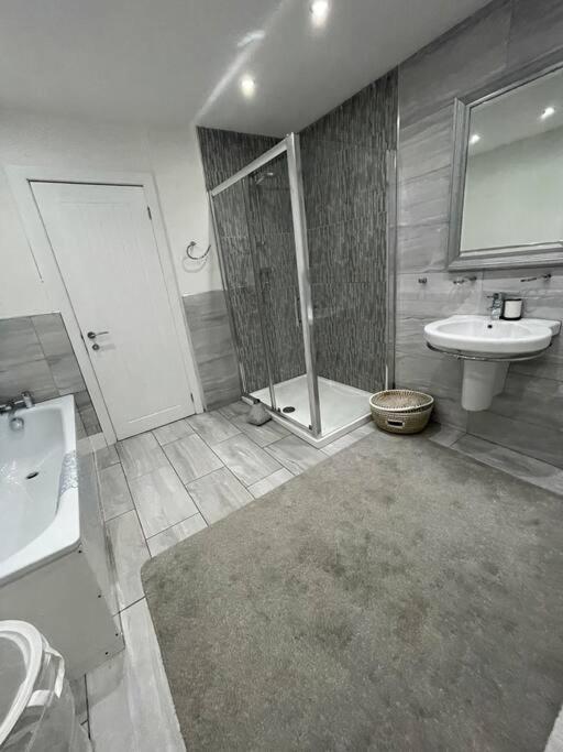 Modern, Spacious And Central Location Aberdare Luaran gambar